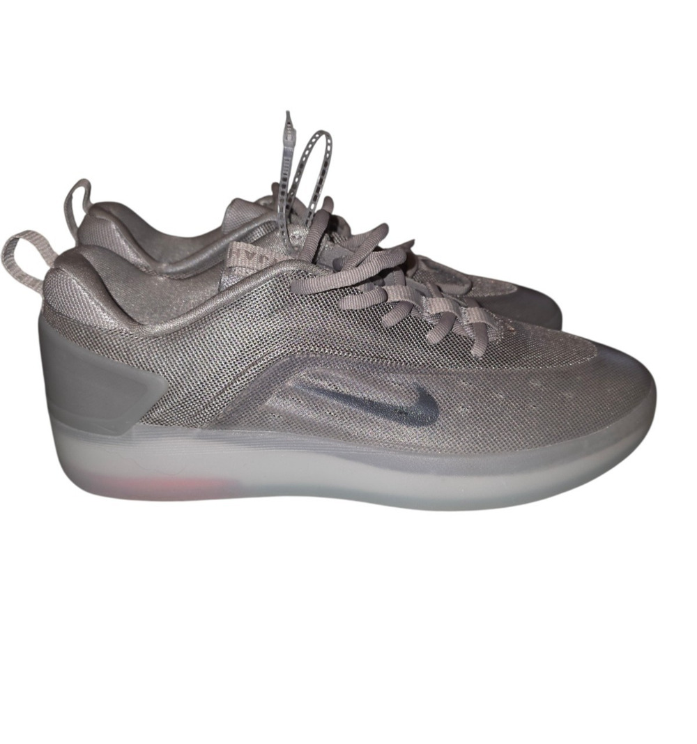 Nike Athletic Sneakers Training Shoes Men’s Size 9 Gray Metallic Renew In-Season